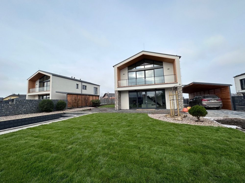 První etapa projektu luxusních vil Březový háj nedaleko Prahy je zkolaudována